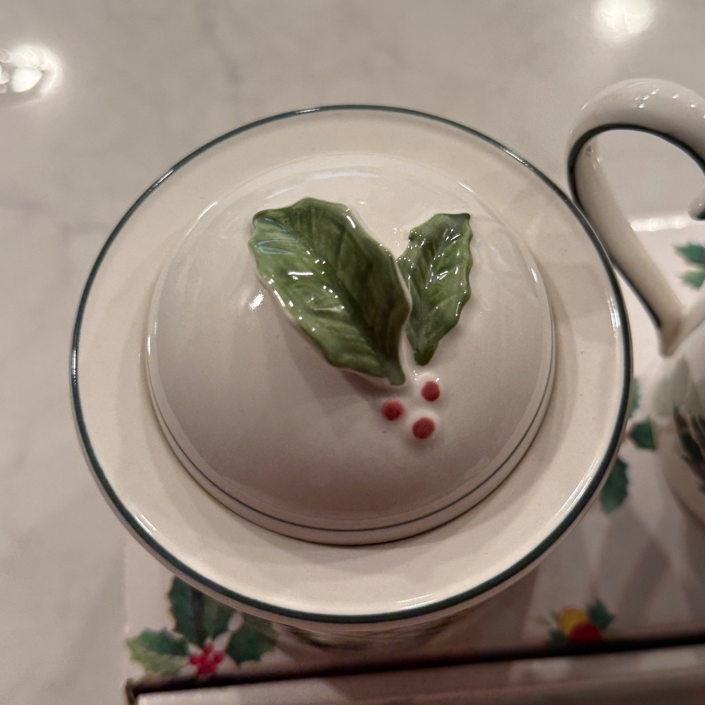 Mikasa Christmas Sugar Bowl and Creamer EUC - Picture 10 of 10